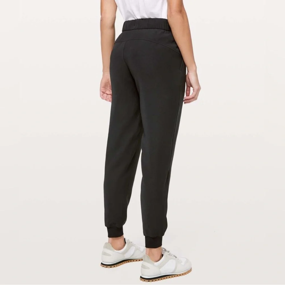 Lululemon On The Fly Jogger‎ in Black.